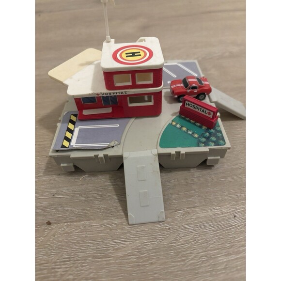 VINTAGE Micro Machines Travel City HOSPITAL Playset 1987 Galoob + Red Car - Picture 6 of 6